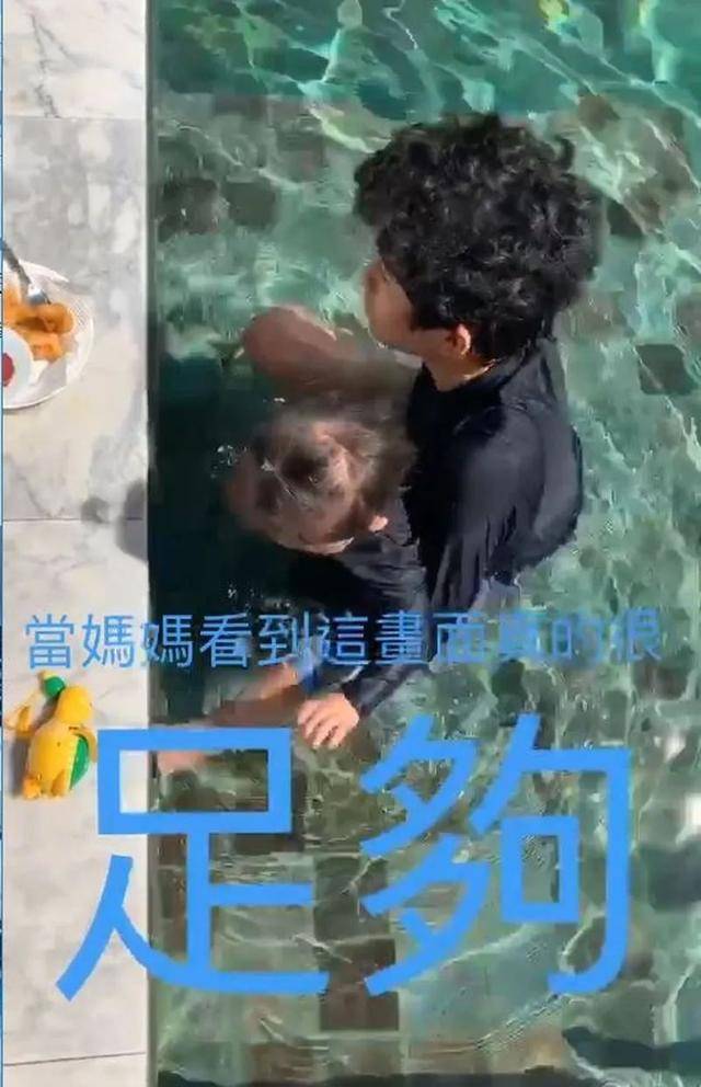 张柏芝带三个儿子泰国去度假，卢卡斯带着弟弟玩水，网友：家庭太复杂了