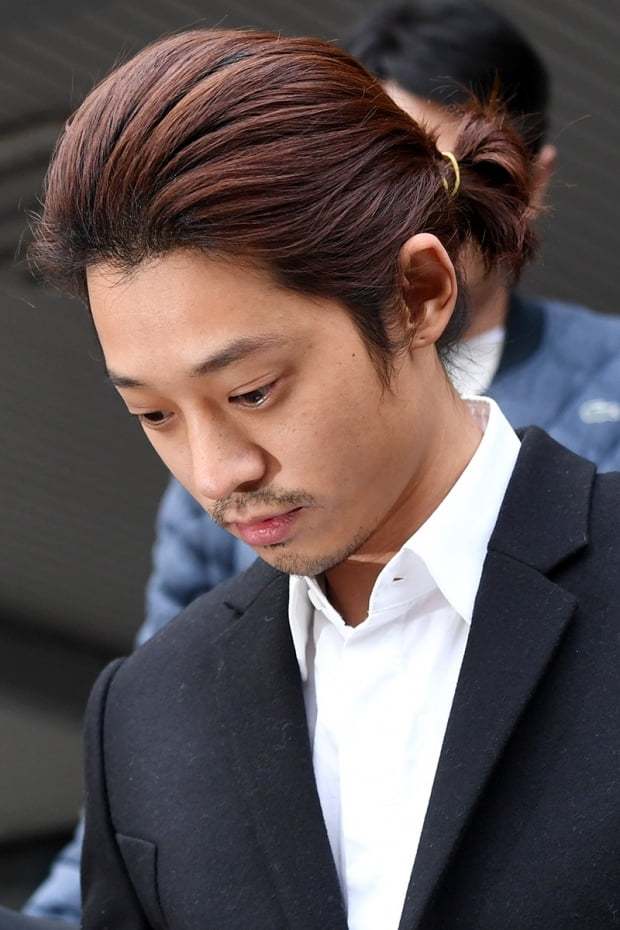 郑俊英拘留所近况曝光 被“大哥”指使唱歌