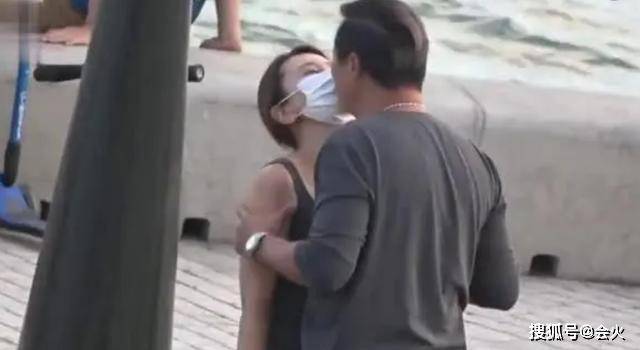 香港名嘴44岁女儿与男友当街热吻！感情太黏糊，