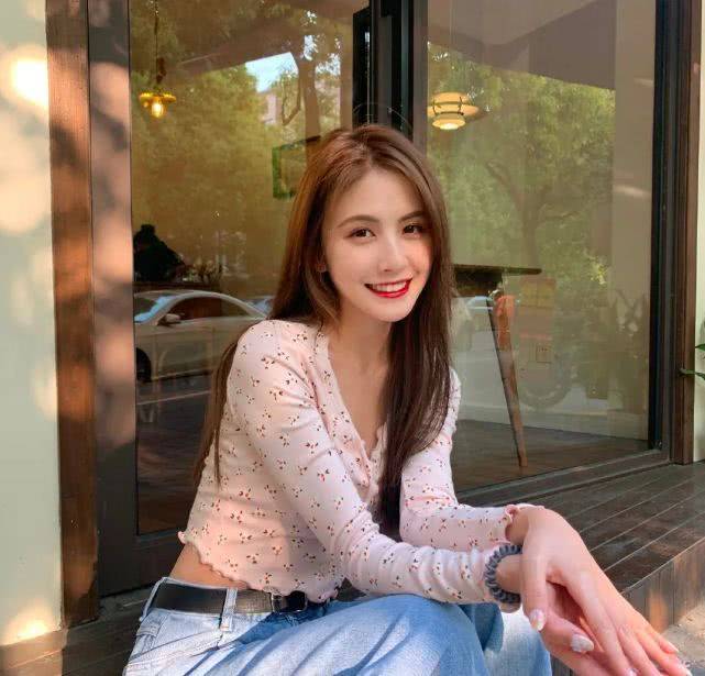 王思聪第19任女友超甜!在线示范各种少女感穿搭,堪称"
