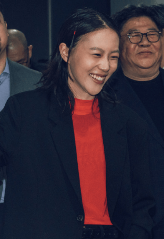 窦靖童恢复女神打扮,穿薄纱衫藏不住凹凸感