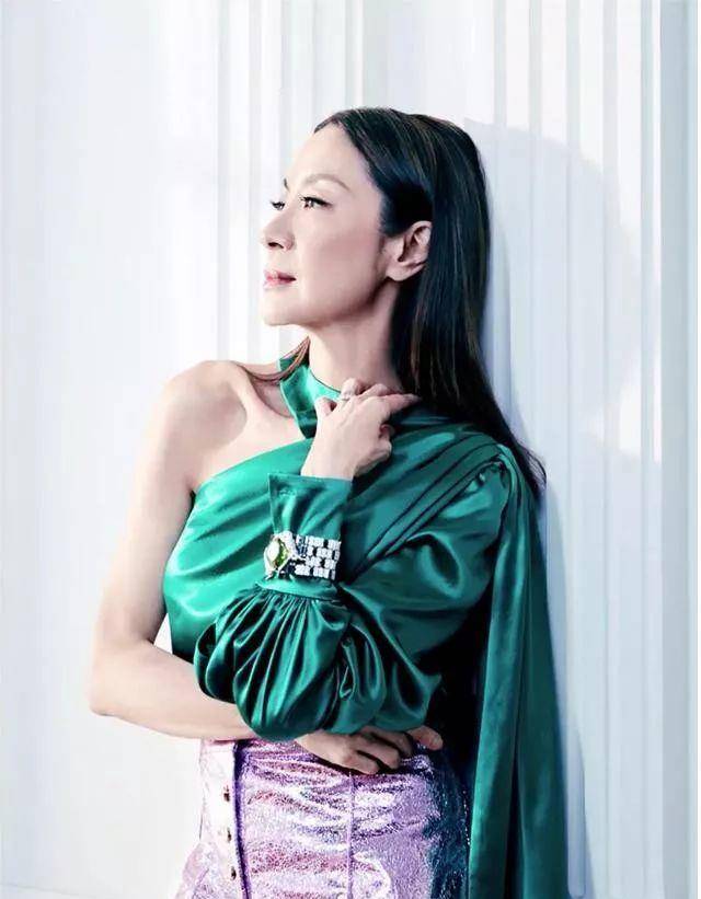 杨紫琼57岁又怎样?身穿白色连衣裙像少女,未修图状态太好太惊艳
