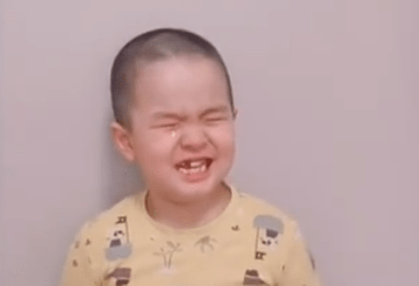 牙齿■被吓得表情狰狞，牙齿：不劳烦您，我自己下来男童用绳子拔乳牙