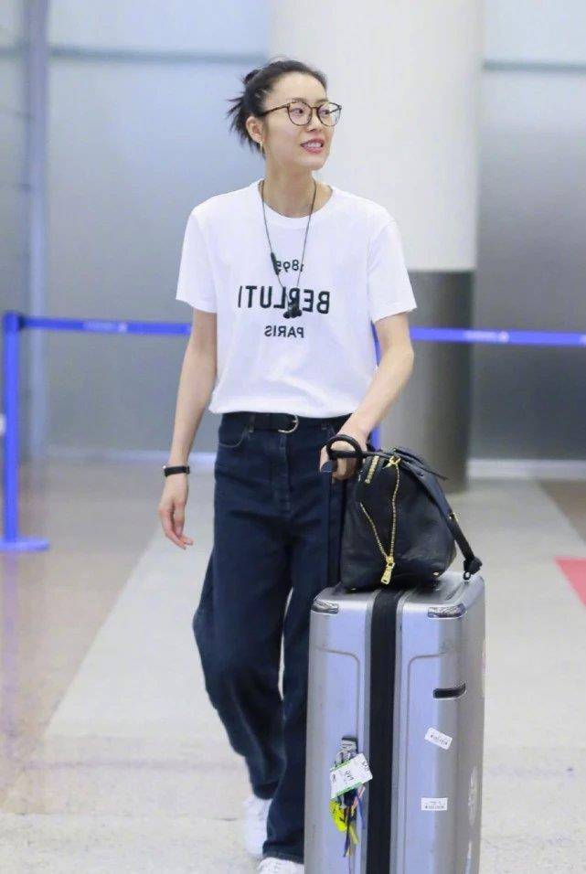 原创刘雯绑了丸子头,却暴露发际线后移的事实,原来超模也有烦恼