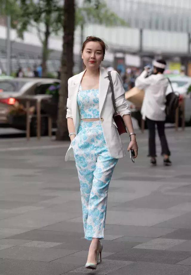 高跟鞋怎么穿才有气质 01051a8bd2f04b1cb92ac48856397c32.jpeg