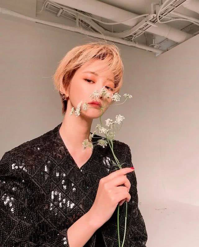 原创被高俊熙撩到了!蜜桃粉短发配闪耀外套,“天鹅颈”尽显而出 原创被高俊熙撩到了!蜜桃粉短发配闪耀外套,“天鹅颈”尽显而出