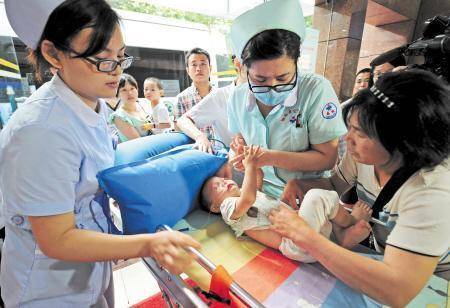 1岁宝宝6月掉床好不好