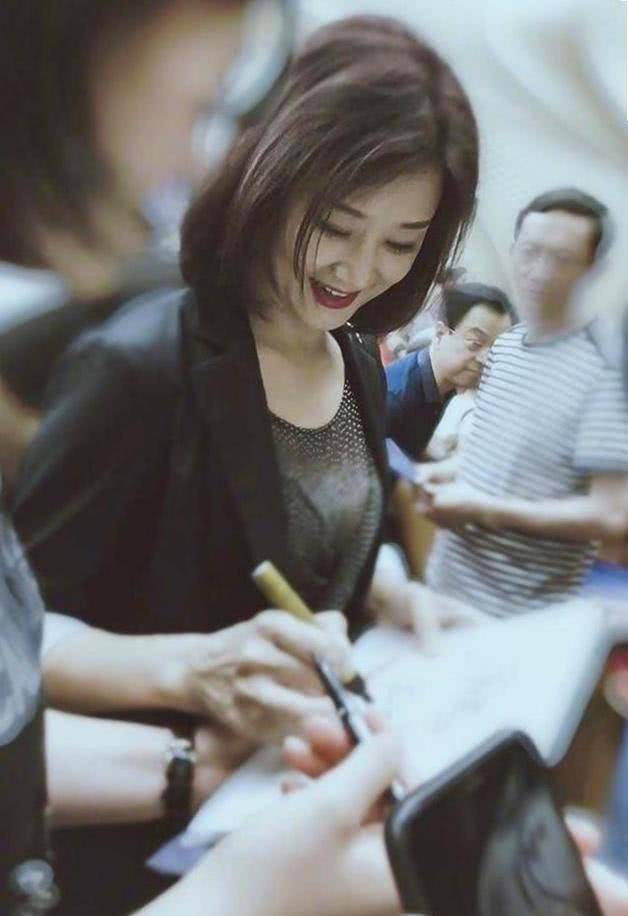 54岁宋祖英近照曝光，从春晚“钉子户”到如今“