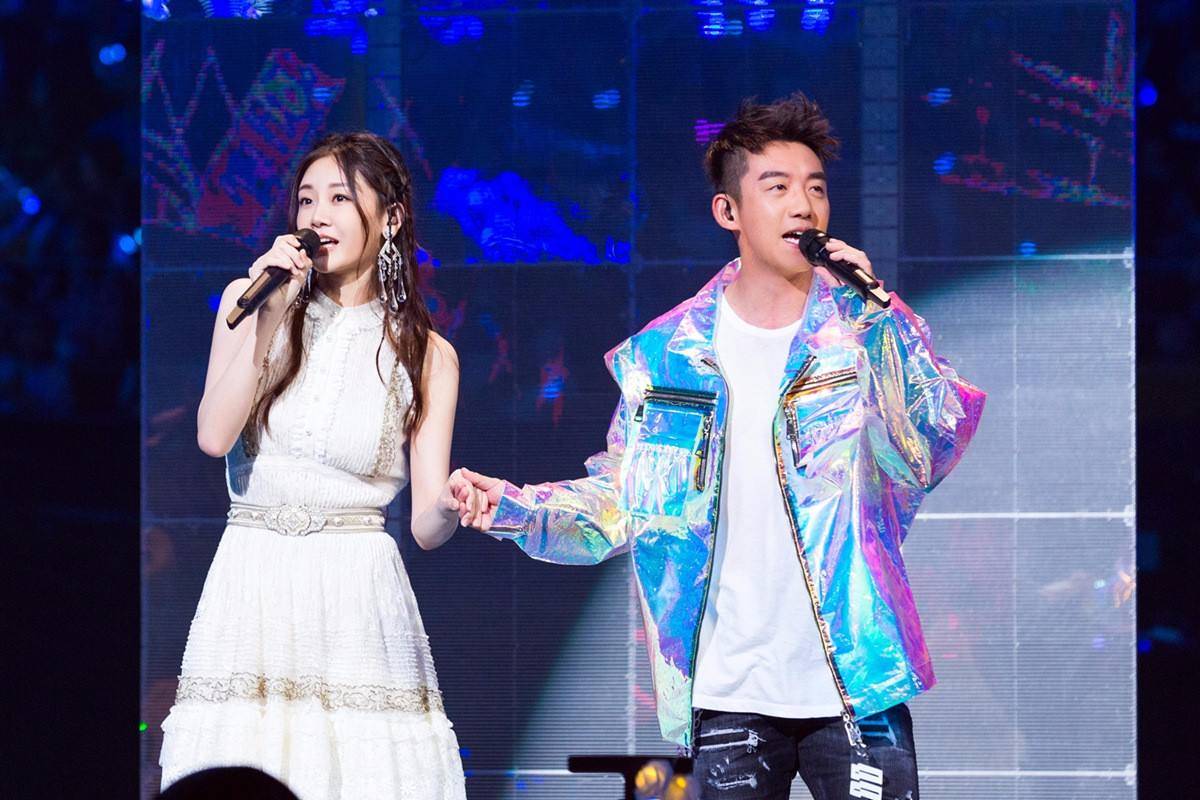 苗苗郑恺官宣结婚，晒照疑双喜临门，塑料兄弟