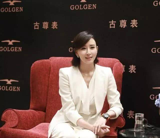 胡静终于剪了短发,穿白色西装套装出席活动,气质惊艳又高级!