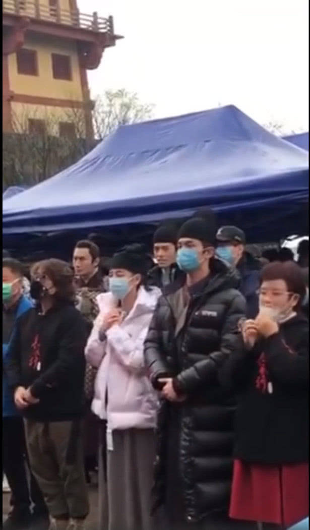 边程直播情商太低，连发两条道歉微博，相比之