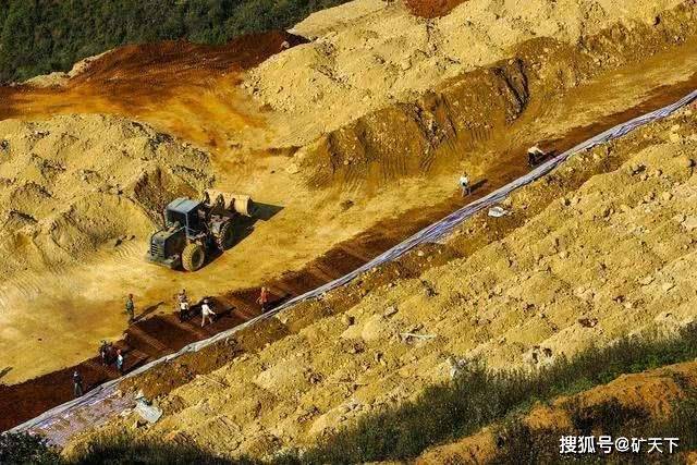 近日,山西省忻州市繁峙县砂河镇义兴寨村发现一处大型斑岩型金矿,其