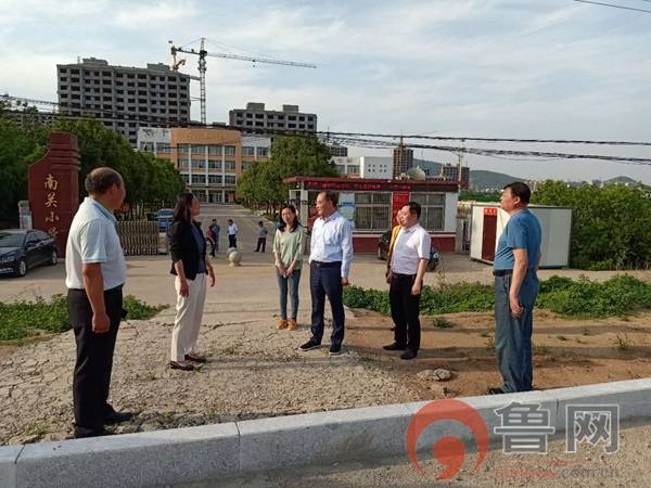 枣庄市峄城区副区长陈倩到坛山街道南关小学实地指导学校扩建工作