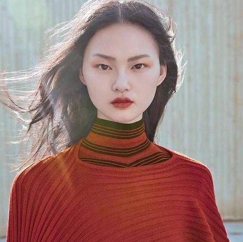 长相长相极具东方韵味,硬照表现力十足贺聪又登杂志封面