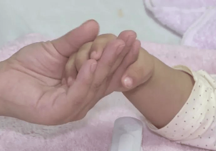[孩子]“比生孩子更痛！”妈妈从体内取骨救子