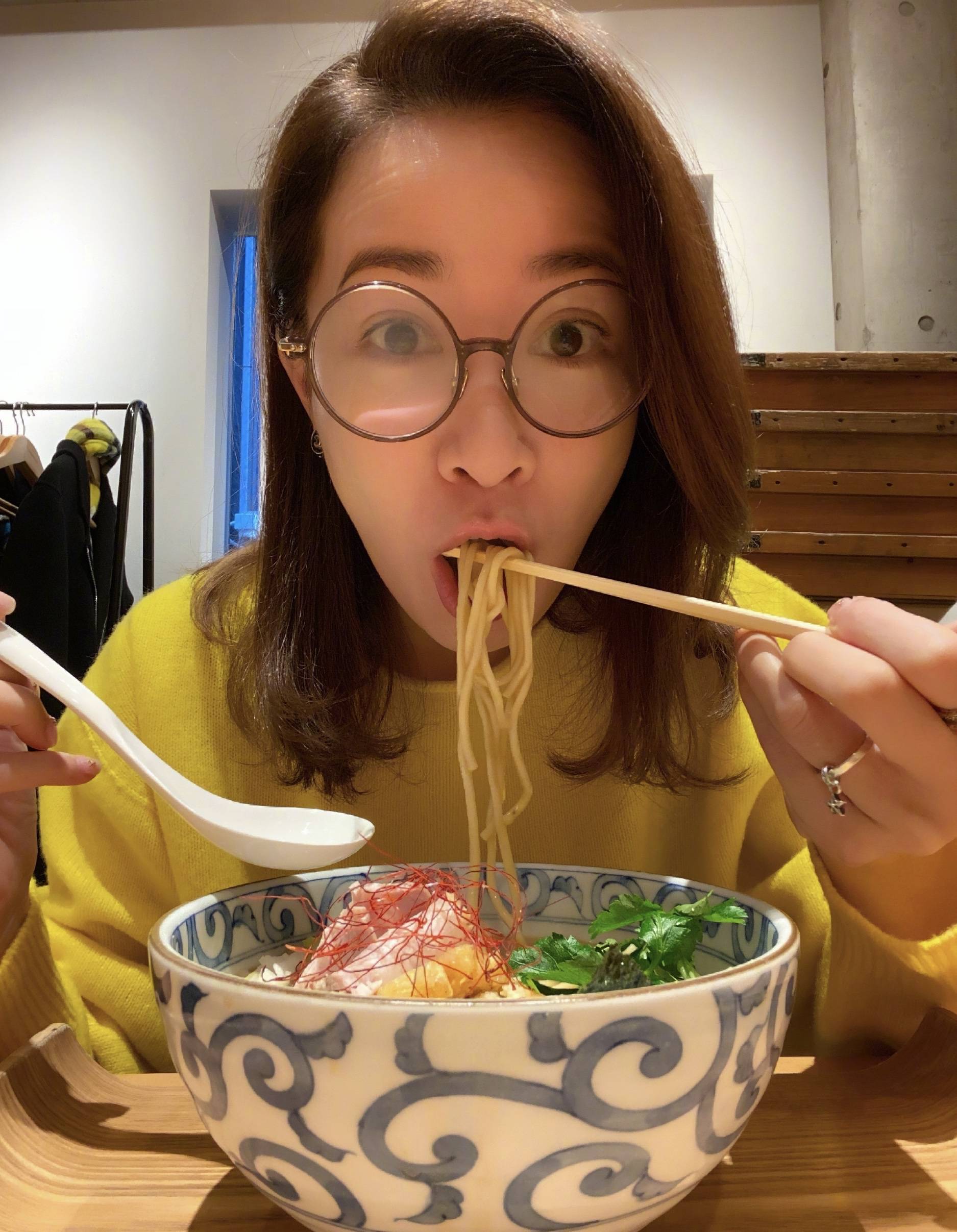 卫衣穿白色连帽卫衣配扎染牛仔裤,时髦感不像45岁佘诗曼现身机场