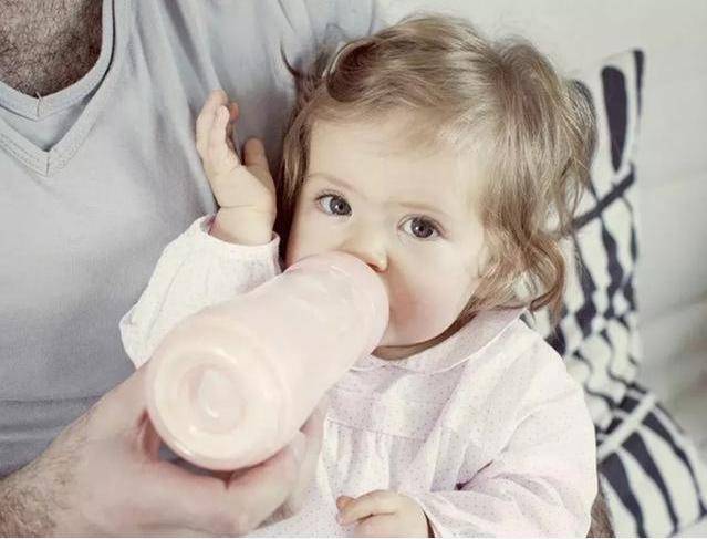 孩子喝奶就拉肚，是牛奶选的不对吗？也许是“乳糖不耐受”在作怪