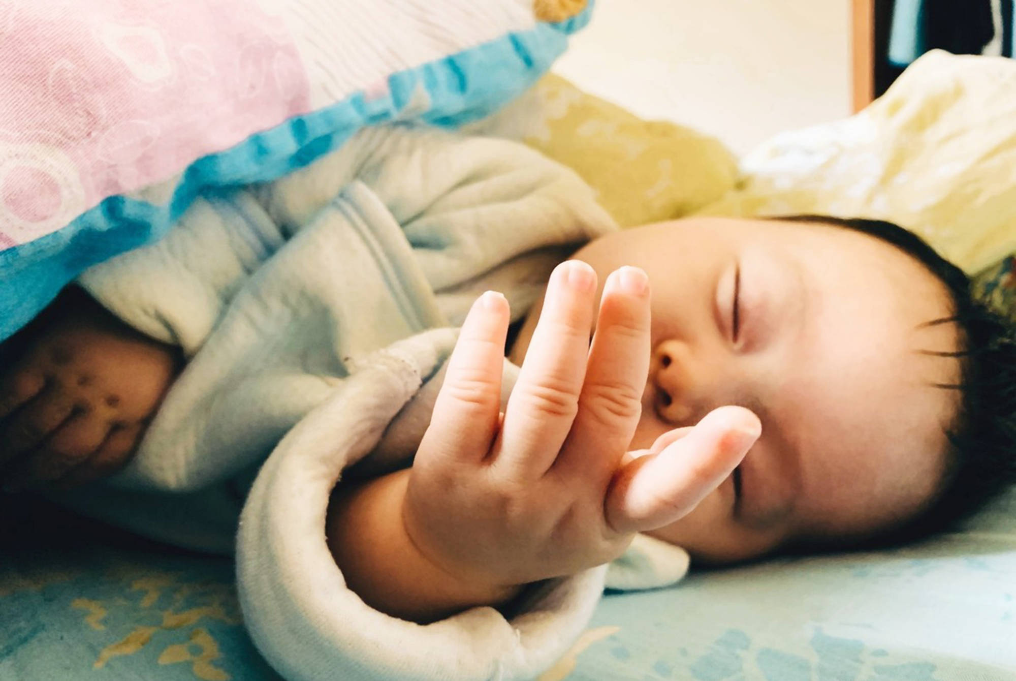「睡觉时」不可掉以轻心宝宝趴睡窒息丧命？孩子睡觉时暗藏4大安全隐患