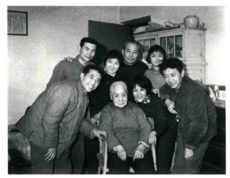 黄永玉,张梅溪(前排右一右二)与新凤霞一家在北京合影