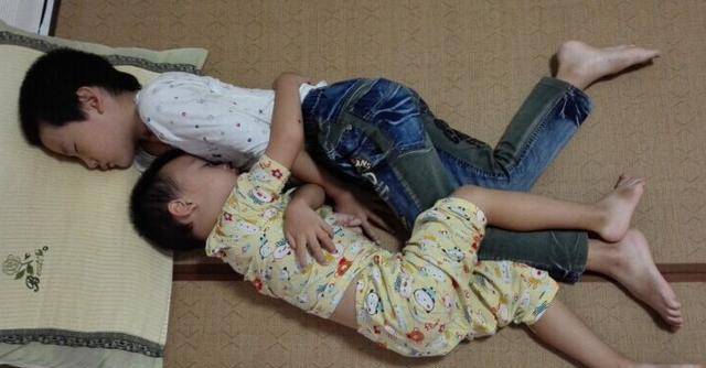 「原因」爱滚来滚去？不是热，这4个原因你可能想不到宝宝睡觉不老实