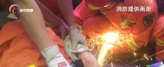 看着都疼!昆明一女子菜市场内不慎摔倒,钢筋