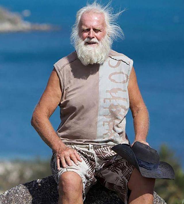 澳洲76岁百万富翁荒岛求生23年，带俩人体模特与