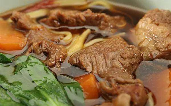 4,大酥牛肉面米浆粑粑又是具有本土特色的经典早餐,米浆是用粳米磨制