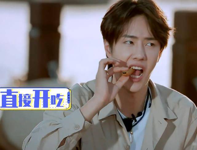 王一博钱枫到云南吃"油炸大虫"近镜头看清虫子有多大,开眼界了