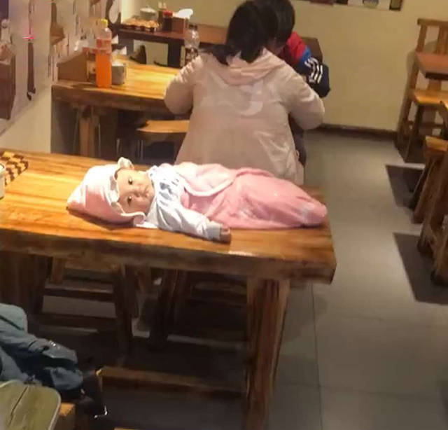 [餐馆老板]将宝宝摆在身后餐桌上，餐馆老板看了无法淡定年轻爸妈餐馆吃饭