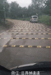 搞笑gif段子:一边练瑜伽一边看书,身体和思想都在路上