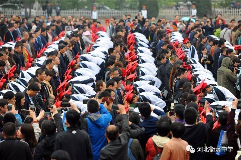 衡水中学举办成人礼！父亲的一张照片让无数高中生泪奔...