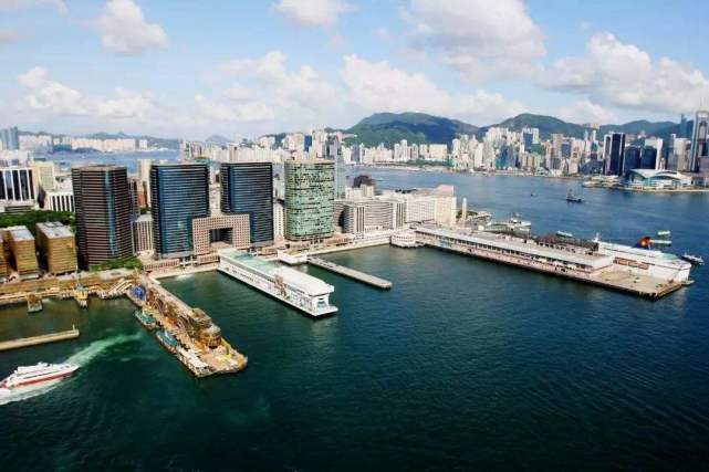 原创香港最大的隐形女富豪，花4百亿租一块地50年，两栋楼年收租百亿