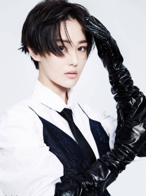 张馨予新剧短发美翻了,皮衣长靴又美又帅,长腿抢镜