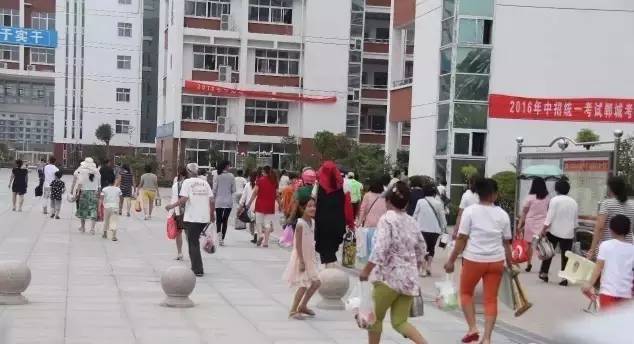 衡水中学举办成人礼！父亲的一张照片让无数高中生泪奔...