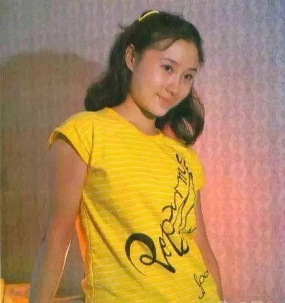 "牧羊女"丁岚:巅峰时移民新加坡,弃演经商成富婆,至今