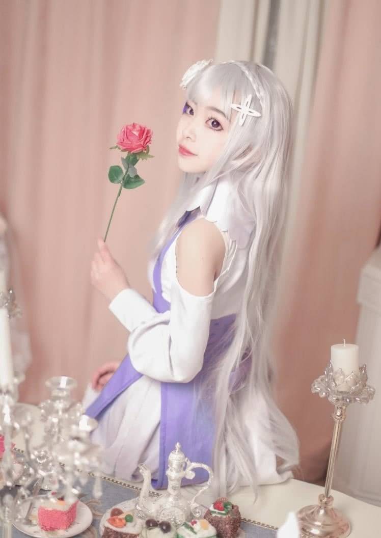 cos:玫瑰和银色长发的艾米莉亚