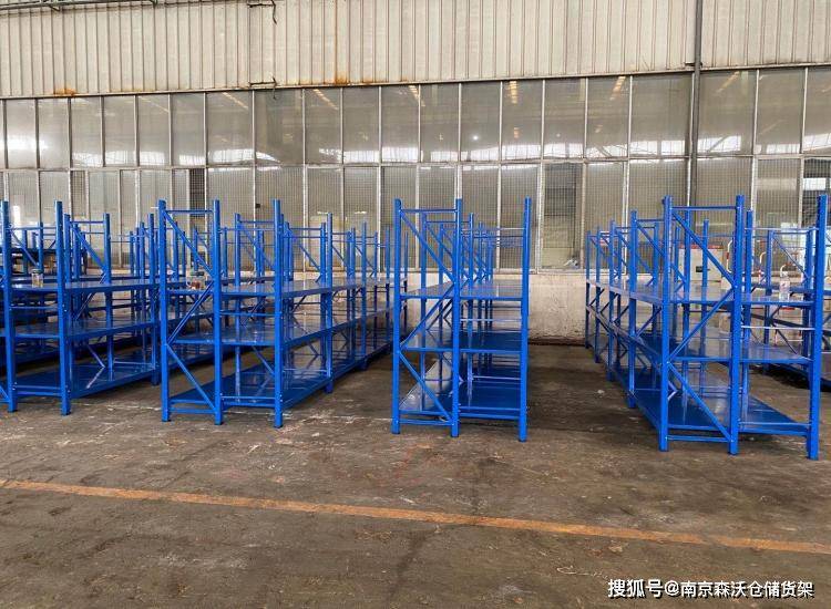 森沃货架厂家为你解析:轻中重型层板货架的差异