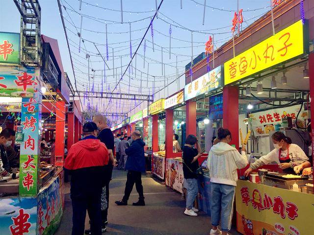 原创长春新开的美食夜市,还挺火,现场不少人开启"撸串"模式