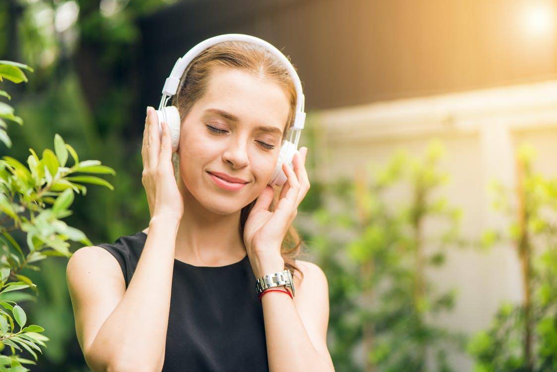 长期戴耳机听音乐,如何降低对耳朵的伤害?
