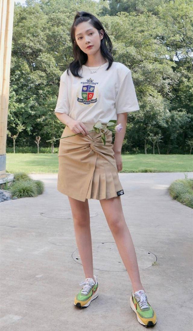 奥利奥广告小女孩:半身裙配运动鞋,迸发女人青春活力!