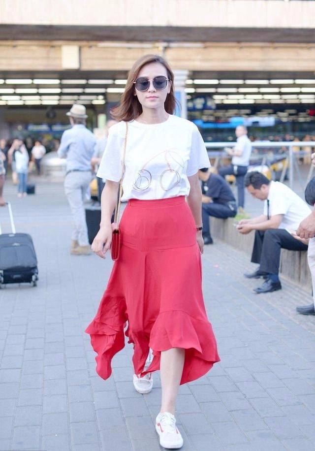 脖颈虽然很清晰的看到脖颈纹，但确实更显年轻！叶一茜穿圆领泡泡袖