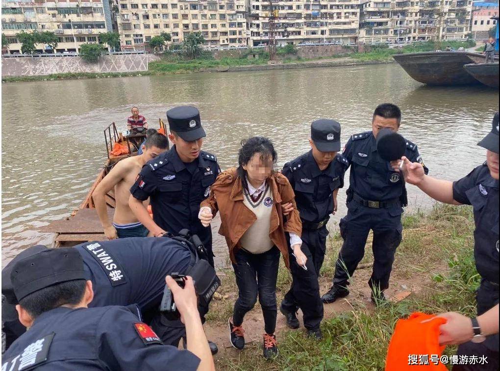 贵州遵义赤水河有女子跳河轻生,被河水冲走,她没被放弃已被救起