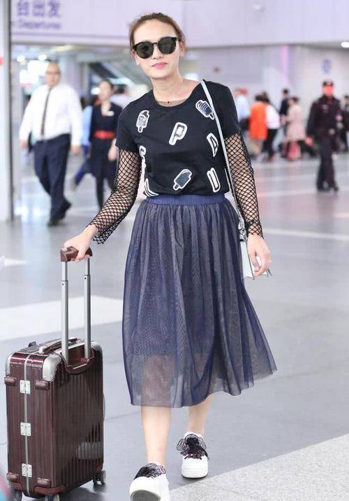 脖颈虽然很清晰的看到脖颈纹，但确实更显年轻！叶一茜穿圆领泡泡袖