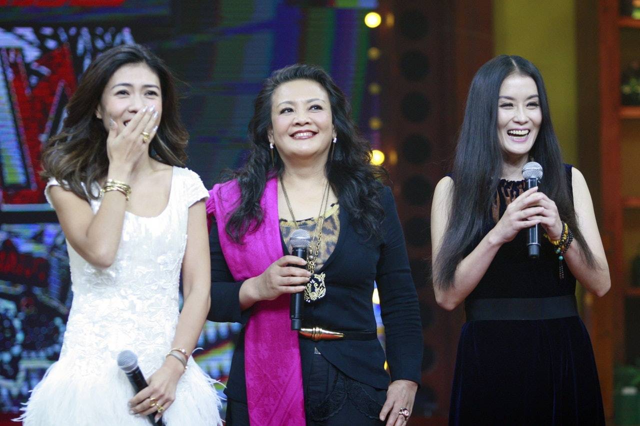 显得但她不遮掩还化浓妆，美的依旧大气优雅！大S婆婆张兰的确很胖