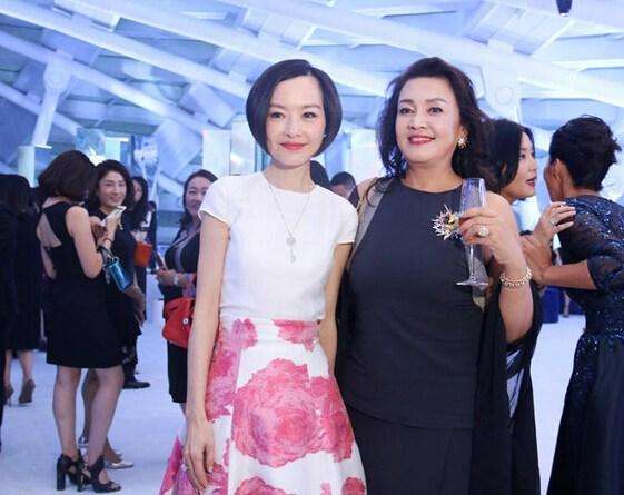 显得但她不遮掩还化浓妆，美的依旧大气优雅！大S婆婆张兰的确很胖