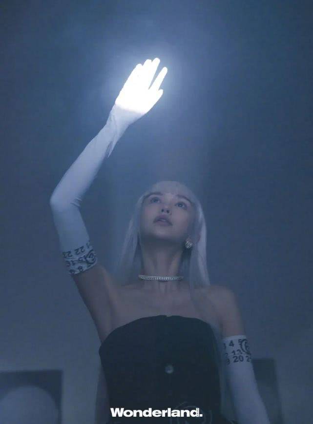 「造型」新封面下足功夫,Angelababy变身机器魔女!银发配黑纱T英姿飒爽
