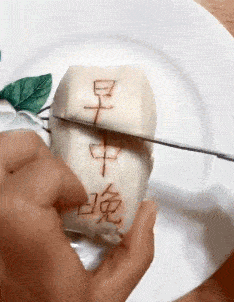 搞笑gif:美女和美景,你选择哪一个啊?