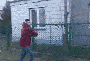 搞笑gif:大爷你锻炼,能不能换个地方?别耽误年轻人上班