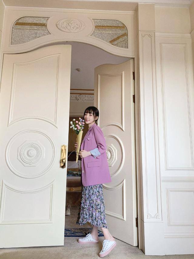 &quot挑染紫发色不够，还剪齐刘海，＂星气＂全无李小璐又换新发型