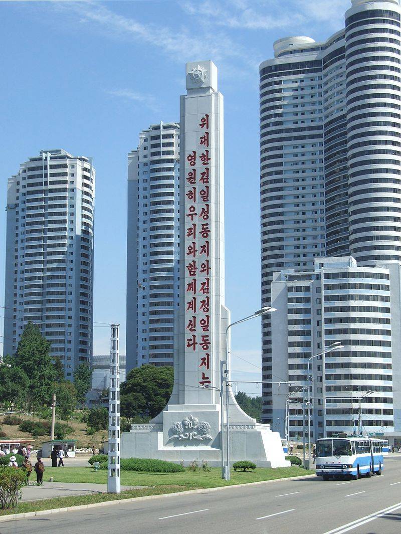 在朝鲜随处可见的"永生塔,上面书写的是"伟大的领导者金日成永远和